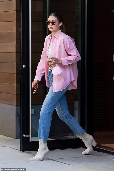 Ralph Lauren Shirt Outfit, Pink Shirt Outfit, Gigi Hadid Street Style, Gigi Hadid Outfits, Looks Jeans, Gigi Hadid Style, Hadid Style, Denim On Denim, Looks Street Style