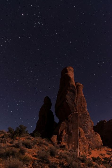 Goth Desert Aesthetic, Dry Desert Landscape, Desert Moon Aesthetic, Night In The Desert, Desert Night Painting, Sunset In The Desert, Desert At Night Aesthetic, Mojave Desert Aesthetic, Night Desert Aesthetic