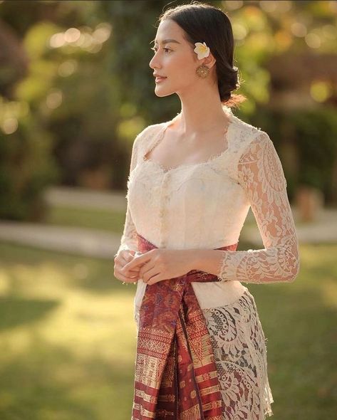 Indonesia Traditional Clothes, Brukat Modern, Ootd Kebaya, Kebaya Brukat, Indonesia Traditional, Batik Kebaya, Kebaya Dress, Traditional Dresses Designs, Elegant Dress