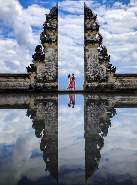 Lempuyang Temple Bali Pose Couple, Gate Of Heaven Bali Poses Couple, Gate Of Heaven Bali Poses, Lempuyang Temple Bali Pose, Bali Photoshoot Ideas, Bali Couple Photos, Bali Aesthetic Photography, Bali Indonesia Outfit Ideas, Bali Poses