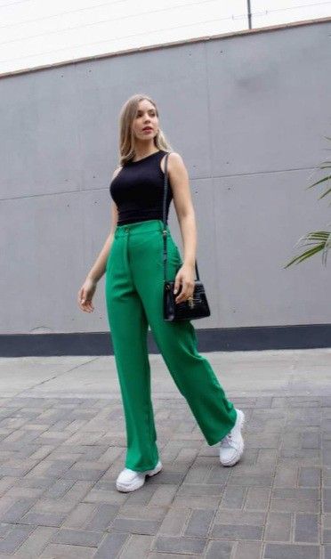 Outfit Pantalon Verde, Outfit Verde, Sneakers Outfit Work, Green Pants Outfit, Outfits Gorditas, Chicago Outfit, Blazer Outfits For Women, Happy Clothes, Outfit Primavera