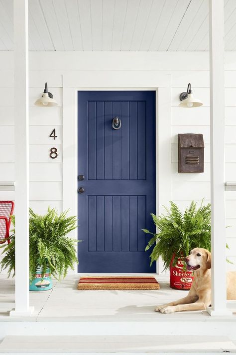 Mosts guests would agree that a navy front door is far more inviting than black or gray. Give family and friends a warmer welcome with this deep navy paint color, which pairs best with lighter siding.  Click through to get the paint color and other colorful door decor ideas!  #doorcolor #frontdoorcolor #colorfuldoors #doorpaintcolor #frontdoorpaintcolor #doordecor #frontdoordecor Navy Front Door, Pintu Interior, Grey Front Doors, Best Front Door Colors, Front Door Color, Best Front Doors, Blue Front Door, Front Door Paint, Front Door Paint Colors