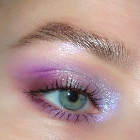 Amethyst Eyeshadow, Makeup Colorful, Butterfly Makeup, Indie Makeup, Clear Gel, Hooded Eye Makeup, Pantone Colors, Eyeliner Makeup, Purple Eyeshadow