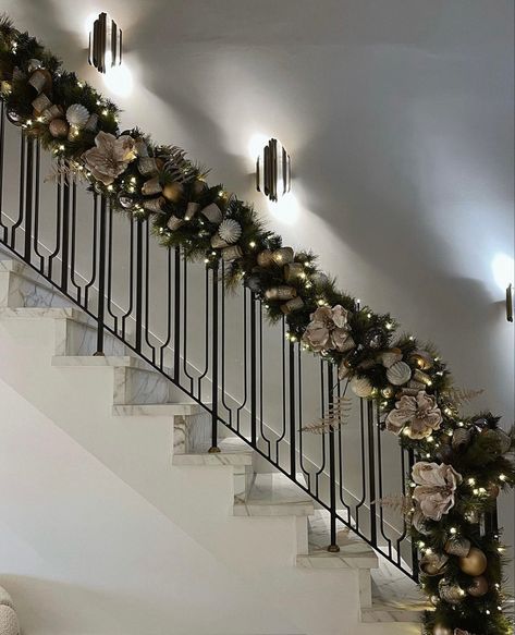 Christmas Stairs Decorations, Christmas Coffee Table Decor, Christmas Stairs, Christmas Staircase, Christmas Decor Inspiration, Xmas Deco, Cosy Christmas, Christmas Themes Decorations, Christmas Tree Inspiration