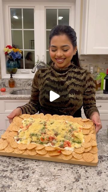 KRIPA JOSHI on Instagram: "Chaat charcuterie board 🥰🫶 This was literally super hit at our party 🙌 Thank you @hemangisanap9 for the idea and preparations!! ❤️❤️" Papdi Chaat Serving Ideas, Diwali Food Ideas Indian, Indian Chaat Board Decoration, Chaat Party Decoration At Home, Indian Chat Board, Diwali Charcuterie Board Ideas, Chaat Platter Ideas, Indian Food Decoration Ideas, Chaat Cuterie Board