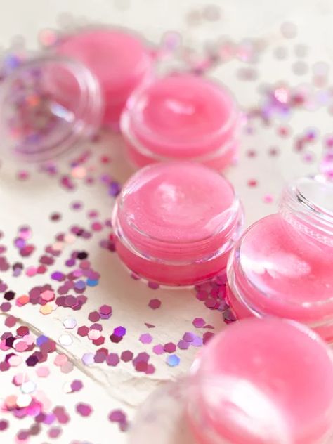 Glitter Lip Balm, Eos Diy, Homemade Glitter, Edible Luster Dust, Glitter Lip, Lip Balm Recipes, Diy Lip Gloss, Glitter Lip Gloss, Natural Beauty Diy