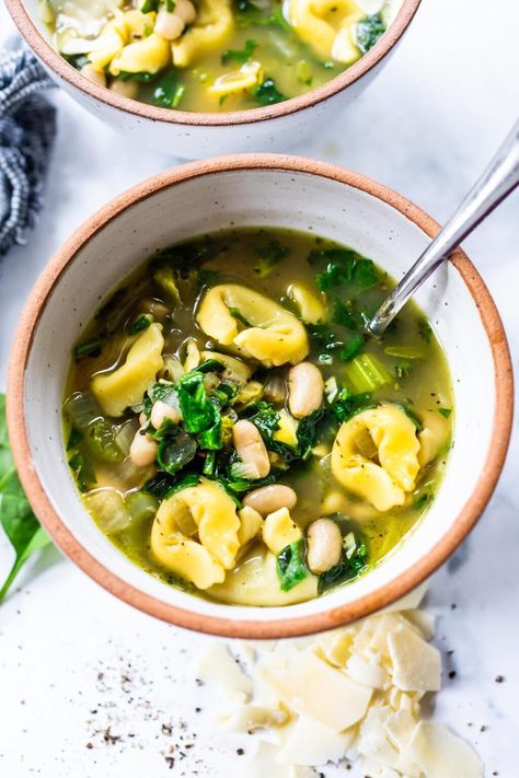 Brothy Tortellini soup with Spinach, Basil & White beans- a mouthwatering vegetarian soup that can be made in 25 minutes! #vegetarian #vegetariansoup #whitebeansoup #spinachsoup #tortellini #tortellinisoup Tortellini Soup With Spinach, Brothy Soups, Brothy Soup Recipes, Veg Soups, Best Chicken Soup Recipe, Recipe With Spinach, Soup With Spinach, Spinach Tortellini Soup, Feasting At Home