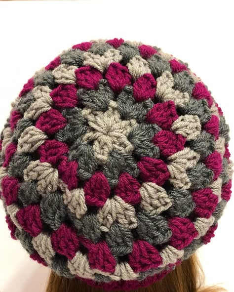 Granny Square Hats, Large Granny Square Pattern, Crochet Hats Free Pattern Easy, Cute Crochet Hats, Granny Square Beanie, Granny Hat, Crochet Beret Hat, Grey Hats, Granny Square Hat