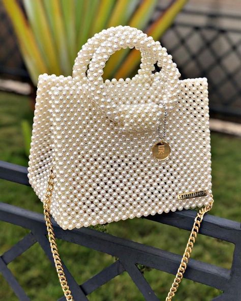 Pearl Beaded Bags, Bags From Beads, Pearl Bags Purses, How To Make Pearl Bag, Bead Bag Pattern, Beads Handbag, Pearls Bag, Pearl Bags, Pearl Purse