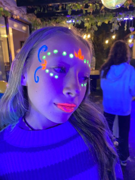 Glow Party Face Paint, Neon Face Paint Ideas Simple, Pintura Facial Neon, Glow Face Paint, Neon Face Paint, Makeup Neon, Playlist Live, Festival Face Paint, Glitter Bar