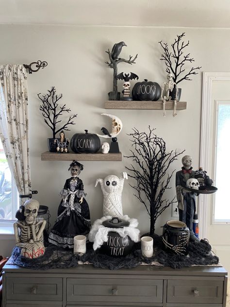 Bookshelves Halloween Decor, Halloween Countertop Decor, Halloween Vinyette, Halloween Decor For Shelves, Halloween Decorations Shelves, Goth Halloween Decorations Indoor, Halloween Coffee Table Decor Ideas, Halloween Shelf Decor Ideas, Halloween Shelf Decor