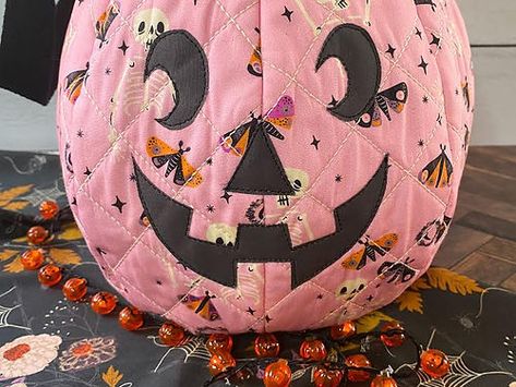 Fabric Halloween Crafts, Halloween Sewing Patterns Free, Halloween Quilting Projects, Quilted Pumpkins, Leftover Fabric Ideas, Bat Quilt Block, Halloween Sewing Crafts, Fun Sewing Projects, Free Sewing Projects