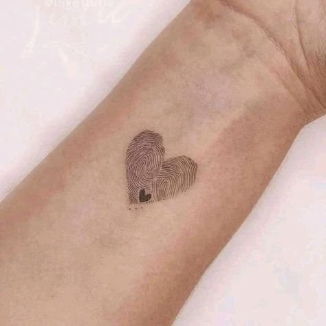 Tatoos Woman Small Minimalist Tattoos Finger, Couple Finger Print Tattoo Ideas, Thumb Print Heart Tattoo Cute Ideas, Thumb Print Heart Tattoo Placement, Mother Daughter Thumbprint Tattoos, 3 Fingerprint Tattoo, Heart Tattoo With Fingerprint, Family Fingerprint Tattoo, Memorial Brother Tattoo Ideas For Sister