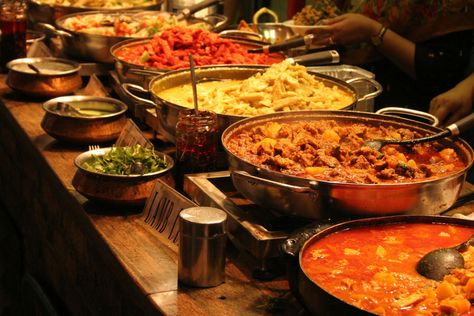 Indian Food Buffet Ideas Para Catering, Indian Wedding Food, Wedding Buffet Food, Wedding Food Stations, Rogan Josh, Food Buffet, Curry Spices, Food Stations, Buffet Food