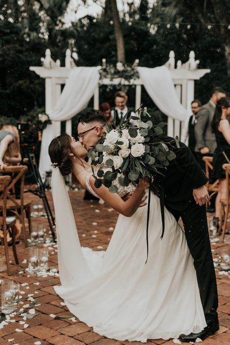 Middle Aisle Kiss, Wedding First Dance Photography, Second Kiss Wedding, Middle Of The Isle Kiss, Kiss Halfway Down Aisle, Kiss Down The Aisle, Wedding Aisle Kiss Photo, Aisle Kiss Wedding, Mid Aisle Kiss Wedding