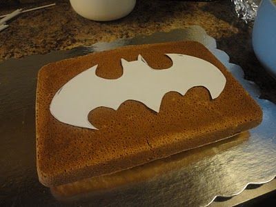 our life...: batman cake Batman Cake Ideas, Easy Batman Cake, White Sheet Cake, Batman Cake Topper, Batman Birthday Cakes, Superhero Birthday Cake, Cake Tables, Novelty Birthday Cakes, Batman Cake