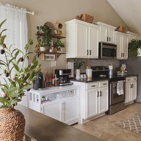 Bright White Kitchen Cabinets Against Darker Gray Beige Walls White Kichen, Warm Kitchen Colors, Beige Kitchen Cabinets, Beige Wall Colors, Kitchen With White Cabinets, Greige Walls, Greige Kitchen, Light Grey Kitchen Cabinets, Best Wall Colors