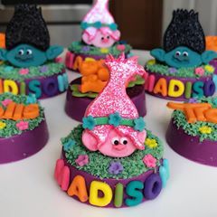 #chocolatecoveredoreos #trollsparty #trollstheme #trolls #poppy #branch #birthdayparty #kidsparty #kidstreats Trolls Rice Krispie Treats, 12th Birthday Cake, Poppy Trolls, Trolls Poppy, Trolls Party, Trolls Birthday Party, Troll Party, Chocolate Covered Treats, Disney Pixar Movies