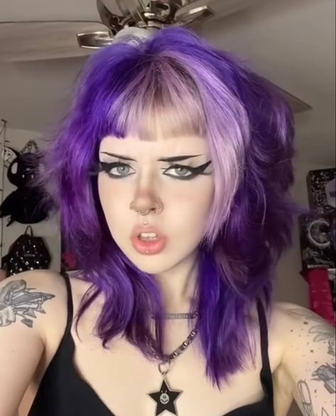 Short Purple Hair, Split Dyed Hair, Red Hair Inspo, Goth Hair, Dyed Hair Inspiration, Split Hair, Choppy Hair, Peinados Fáciles Para Cabello Corto, Creative Hairstyles