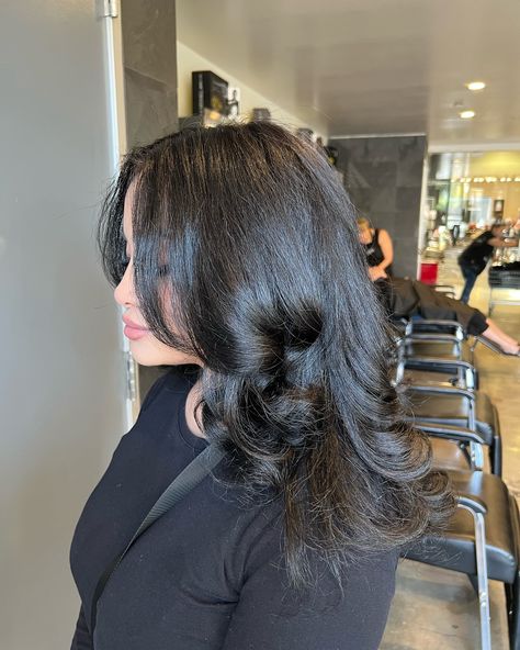 BIG SUMMER BLOWOUT (hair) Did a blowout on my pretty client to get her weekend started 😍 #hair #hairstylist #blowoutstyles #paulmitchell #hairsalon #hairtutorial #curlyhair #blondehair #haireducation #hairtransformation Big Hair Blowout, Blowout Hair Natural Styles, Blowout Hair Medium, Curly Hair Blowout, Big Summer Blowout, Natural Blowout, Dominican Blowout, Graduation Hair, A Blowout