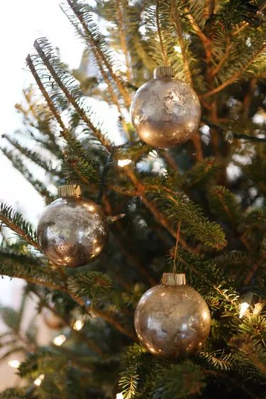 Gold Diy Ornaments, Amber Glass Ornaments Diy, Diy Glass Ornaments Christmas, Diy Glass Ornaments, Diy Mercury Glass Ornaments, Mercury Glass Decor, Mercury Ornaments, Glass Ornaments Diy, Looking Glass Spray Paint