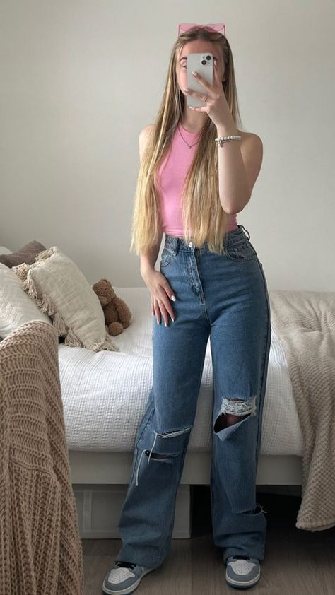 Barbie Simple Outfit, Simple Barbie Outfits, Barbie Jeans Outfit, Barbie Inspo Outfits, Barbie Outfits Ideas, Wholesome People, Barbiecore Outfit, Denim Pants Outfit, Movie Outfit