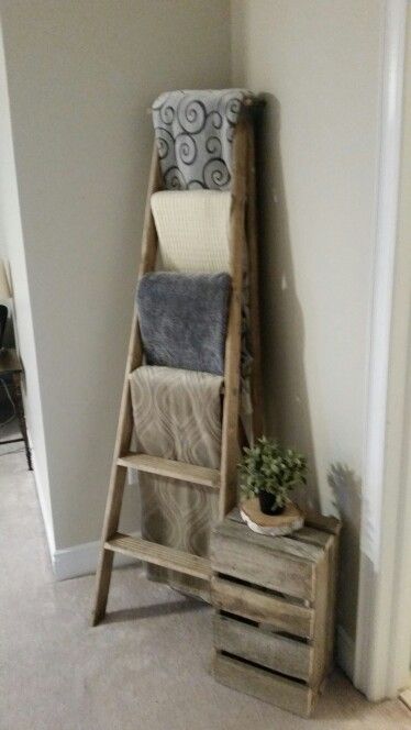 Blanket ladder DIY Western Blanket Ladder, Ladder Styling, Old Ladder Ideas, Blanket Ladder Diy, Blanket Ladder Decor, Ladder Diy, Ladder Ideas, Decor Corner, Diy Farmhouse Ideas