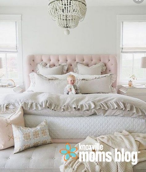 Classy Beds, Cozy Chandelier, Blush Bedroom, Romantic Shabby Chic, Bedroom Light, Beautiful Home Designs, Shabby Chic Bedroom, Shabby Chic Bedrooms, Romantic Bedroom