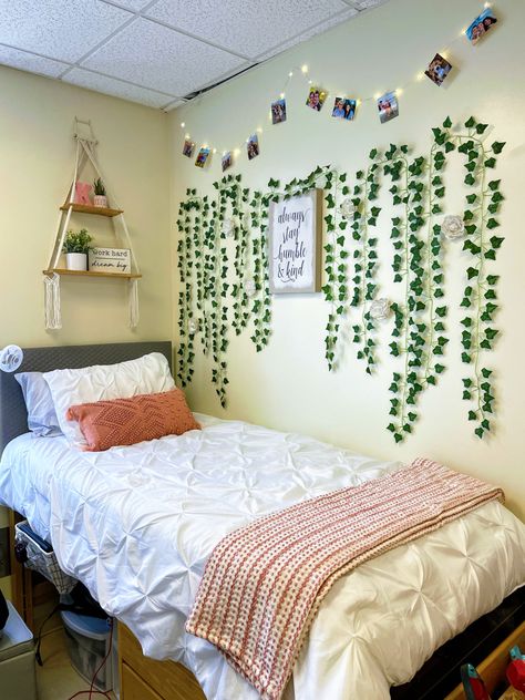 Ivy Leaves Bedroom Decor, Girl Bedrooms Aesthetic, Teenage Room Aesthetic, Teenage Girl Bedrooms Aesthetic, Adult Room Decor, Teenage Bedroom Ideas, Bedrooms Aesthetic, Dior Flowers, Green Girls Rooms