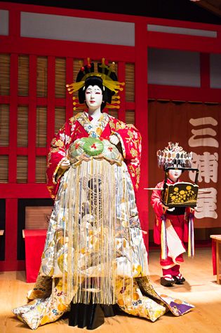 kabuki-theatre-japan Kabuki Dance, Elsa Wig, Kabuki Costume, The Mask Costume, Tokyo Museum, Costumes For Teens, Princess Elsa, Creative Halloween Costumes