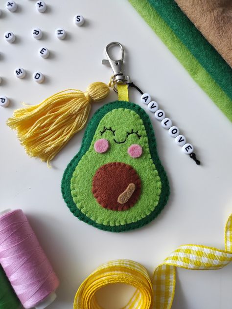 Felt Keyring Ideas, Felt Wallet Pattern, Cute Felt Keychain, Felt Keychain Pattern, Flanel Craft Handmade, Felt Keychain Ideas, Felt Keychain Diy, Felt Keyrings, Avocado Keychain