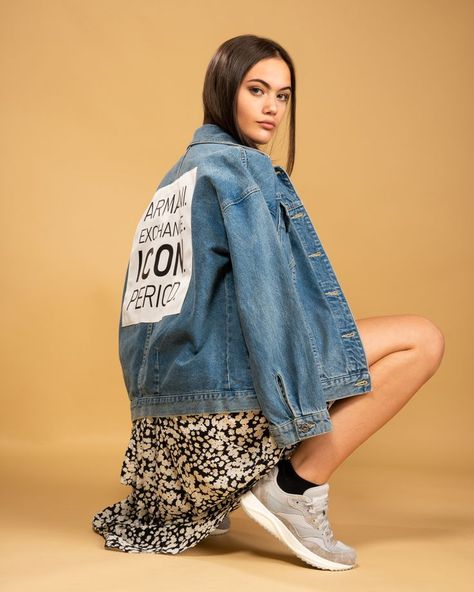 Jeans Jacket Photoshoot, Back Of Jacket Pose, Beige Background Photoshoot, Jean Jacket Photoshoot Ideas, Denim Jacket Photoshoot Ideas, Denim Jacket Photoshoot, Jacket Photoshoot Ideas, Jacket Poses, Bags Photography