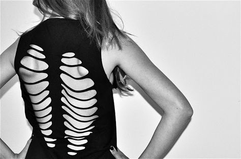 DIY Skeleton Rib Cut Out Shirt-want to do this so bad. What do I do about a bra though? Distressed Tshirt Diy, Diy Cut Shirts, Shirt Tutorial, Skeleton Costume, Halloween Costumes Makeup, Skeleton Shirt, Diy Valentines Gifts, Cut Tshirt, Diy Shirt