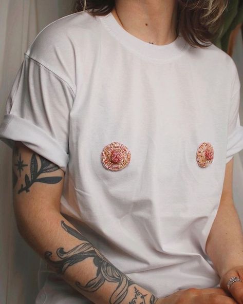 Embroidery Brooches, Breastfeeding Mom, Quoi Porter, Shirt Embroidery, Eat Local, Mode Inspo, Embroidery Inspiration, Mom Shirt, Beaded Embroidery