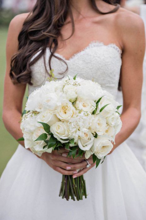 Winter Wedding Bouquet White, Cream Bridal Bouquet, Black Wedding Table, Cream Wedding Bouquet, Winter Wedding Table, Bridal Bouquet Summer, Simple Wedding Bouquets, White Weddings Reception, Bouquet Photography