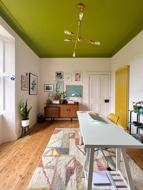 Green And Yellow Home Decor, Olive Green Ceiling, Color Pop Interior Design, House Colour Interior, Rooms With Painted Ceilings, Maximalist Paint Colors, Colored Ceiling Ideas, Painted Ceiling Design, Green Wall Room