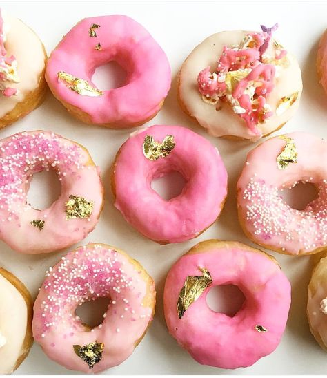 The Purple Cupcake punk donuts Donat Glaze, Donut Decorating Ideas, Fancy Donuts, Donut Flavors, Donut Decorations, Mini Doughnuts, National Donut Day, Cute Donuts, Pink Donuts