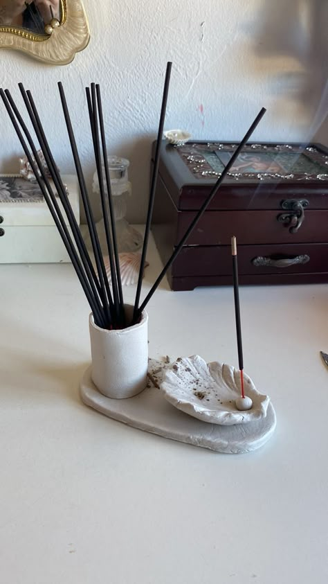 Diy Incense Holder, Beginner Pottery, Diy Air Dry Clay, Ceramic Incense Holder, Sculpture Art Clay, Astuces Diy, Clay Diy Projects, Diy Ceramic, Tanah Liat