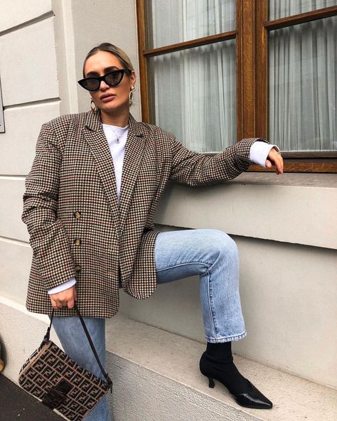 Checkered Blazer Outfit, Check Blazer Outfit, Outfit Minimalista, Blazer Street Style, Minimalist Moda, Style Anglais, Checkered Blazer, Older Women Fashion, 2024 Outfits