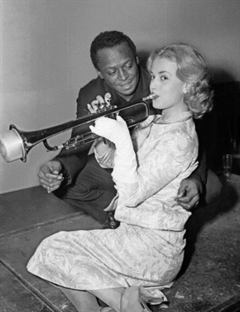 Didier Leclair - THE LADY LOVES YOUR HORN… Miles Davis and actress... Miles Davis Poster, Arte Jazz, Jazz Trumpet, Gena Rowlands, Jeanne Moreau, Jazz And Blues, Faye Dunaway, Jazz Artists, Cool Jazz