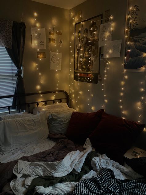 1990s Bedroom Aesthetic, Nightcore Bedroom, 90s Style Bedroom, 90s Theme Bedroom, 1980s Bedroom Aesthetic, 1980 Bedroom, Vintage Teen Bedroom, 90s Grunge Bedroom, 90’s Bedroom