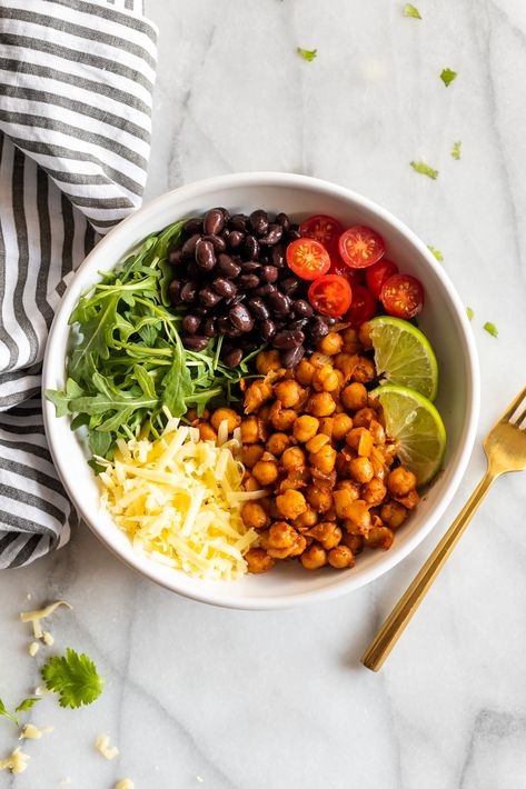 Vegetarian taco bowls made with spicy, smoky chipotle chickpeas, black beans, arugula, shredded cheese, and chopped cherry tomatoes! Chipotle Chickpeas, Vegan Taco Bowl, Chickpea Taco, Taco Bowl Recipe, Vegetarian Taco, Chickpea Tacos, Vegan Taco, Taco Bowl, Vegetarian Tacos