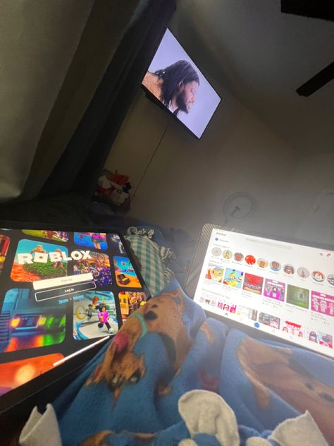 Roblox 😍 Playing Roblox With Friends, Roblox With Friends, Roblox Playing, Photo Dump Pics, Roblox Friends, Dump Pictures, Ipad Picture, Roblox Core, Ipad Inspo