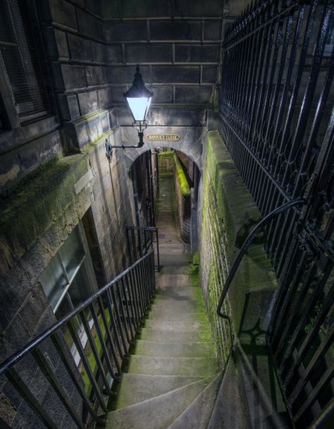 Visit Edinburgh, Bg Design, Photo Walk, Ghost Tour, Edinburgh Scotland, Scotland Travel, Abandoned Buildings, Abandoned Places, 그림 그리기