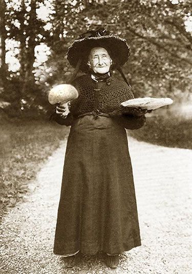 ~ Midnight Farm ~: ~ Witch, old witch... Victorian Curiosities, Mysterious Photos, Vintage Witches, Wiccan Rede, Witch Photos, Real Witches, Vintage Witch, The Worst Witch, Season Of The Witch