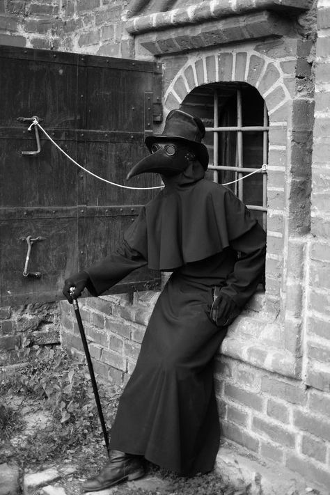 Plage Doctor Cosplay, Plague Costume, Black Plague Doctor, Funny Halloween Jokes, Bag Of Candy, Plague Doctor Costume, Crow Costume, Plague Doctors, Plague Mask