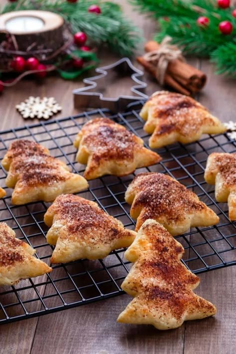 15 Kerstbladerdeeg hapjes - Mamaliefde Tree Puff Pastry, Christmas Tree Puff Pastry, Puff Pastry Cookies, Shrimp Soup Recipes, Pastry Cookies, Shrimp Soup, Cookies Easy, Easy Holiday Recipes, Baby Diy