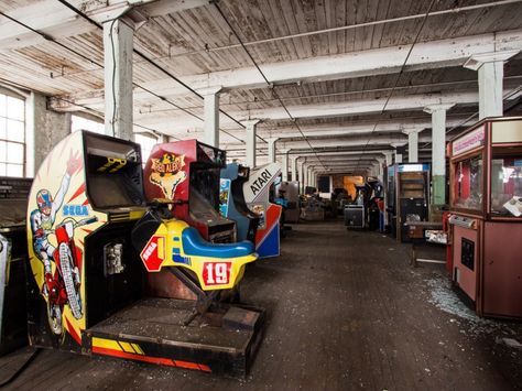 Arcade Graveyard Abandoned Arcade, Computer Recycling, Abandoned Malls, Abandoned Theme Parks, State Of Decay, Interesting Architecture, Mini Arcade, Arcade Video Games, Retro Arcade