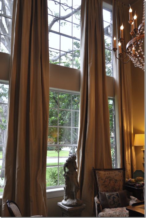 The correct way to treat windows in a very tall room without stealing from the view.  http://cotedetexas.blogspot.com/2009/08/top-ten-design-elements-4.html High Ceiling Curtains, Tall Window Treatments, Long Curtains Living Room, Tall Curtains, Ceiling Curtains, Tall Windows, Long Curtains, Ideas Casa, Curtains Living