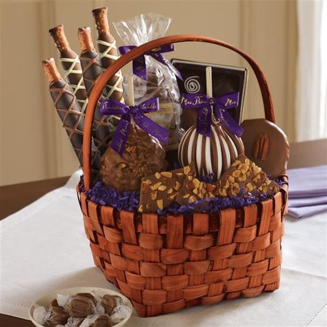 The Classic Signature Basket? I'll take 3! Apple Gift Basket, Basket Ideas For Mom, Gift Basket Ideas For Mom, Caramel Pretzels Rods, Caramel Apple Gifts, Chocolate Caramel Apples, White Chocolate Pretzels, Gourmet Caramel Apples, Food Gift Baskets